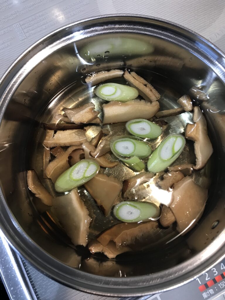 干し椎茸・ネギ・調味料を入れた鍋