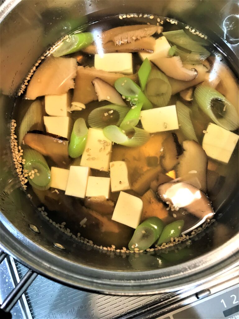 豆腐といりごまを加えた鍋