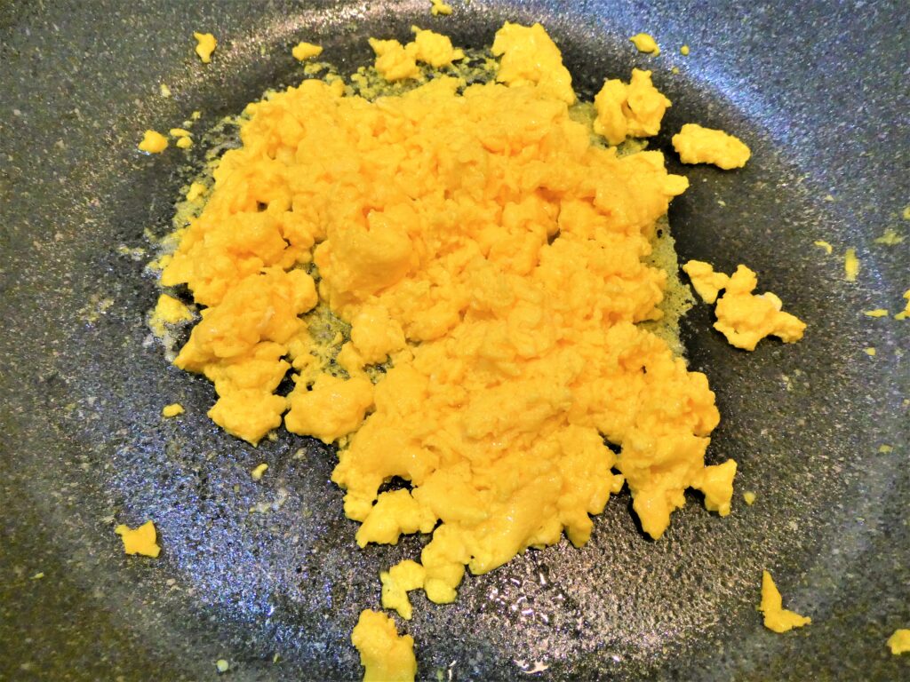 卵をフライパンでかき混ぜる